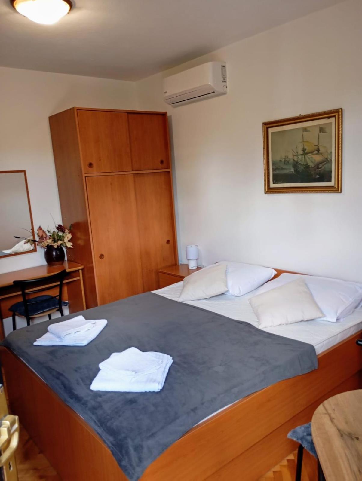 Rooms Helena Krk Town Exterior photo