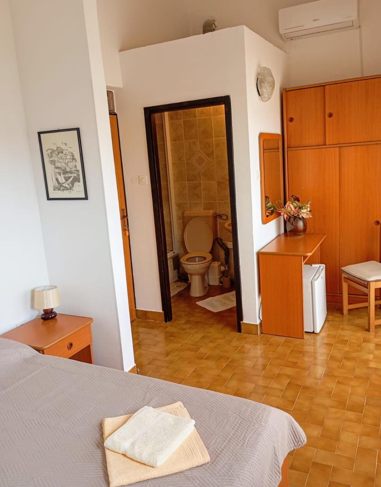 Rooms Helena Krk Town Exterior photo